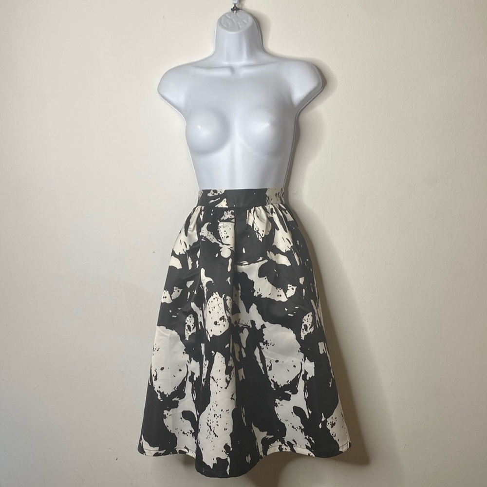 Black and white skirt with pockets